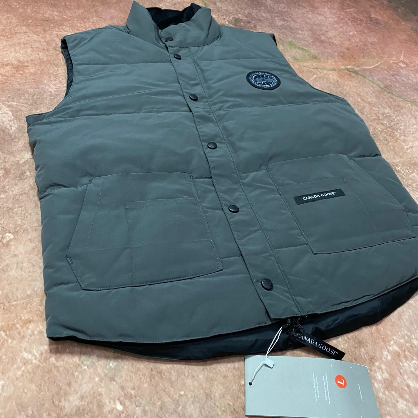 P400 Black] Canada Goose#Freestyle Canadian Crew 4154M Men’s and Women’s Vest Down# ➖ Imported Behringer embroidery machine with customized 10,000-needle embroidery logo! ➖ Imported 21-count polyester-cotton blended original fabric, using Feather-Light 10D waterproof coating fabric, made of 84.5% polyester fiber and 15.5% cotton, 100% the best feel in the entire network! ➖ The official website synchronizes the national standard 80 white duck down, and will never mislead by false claims such as 90 down or goose down! ➖ 100% nylon lon lining with double double-layer sealing design to prevent velvet from running away. Top-grade polar fleece is used in the collar and pockets to keep warm and comfortable! ➖ Yoshida YKK provides original custom-made electroplated sliders. YKK two-way lockable zippers are tight and smooth and will not peel off paint! ➖ 3M composite original Velcro is durable, and all accessories and hardware are disassembled and customized! ⛔No slander, no exaggeration, no need for too much copywriting, because it is focused, it is professional!  SIZE: M L XL XXL